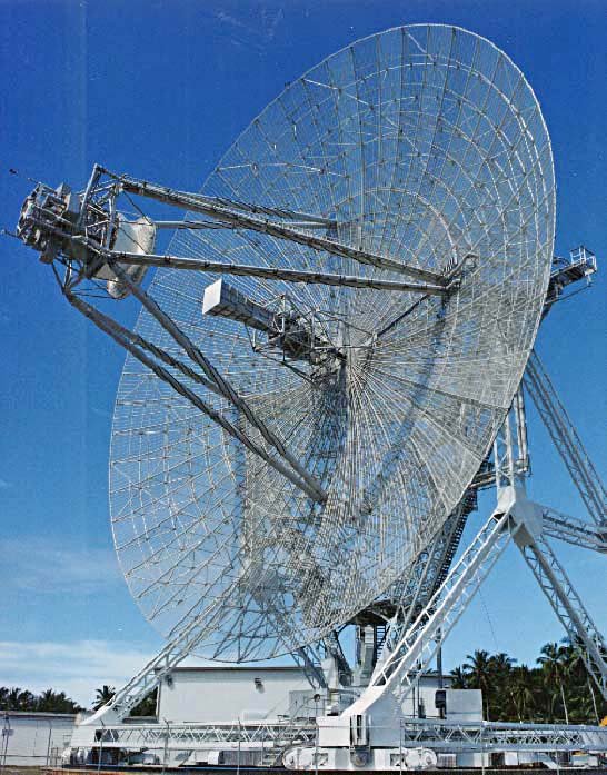 Real photograph of an operational radar antenna installation for airspace surveillance and RF reception.