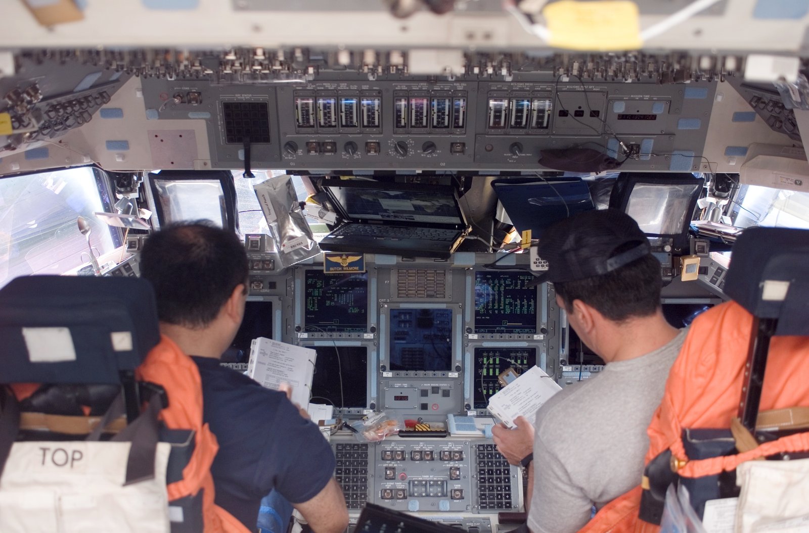 Real photograph: Dettaglio tecnico: Cockpit glass flight deck.